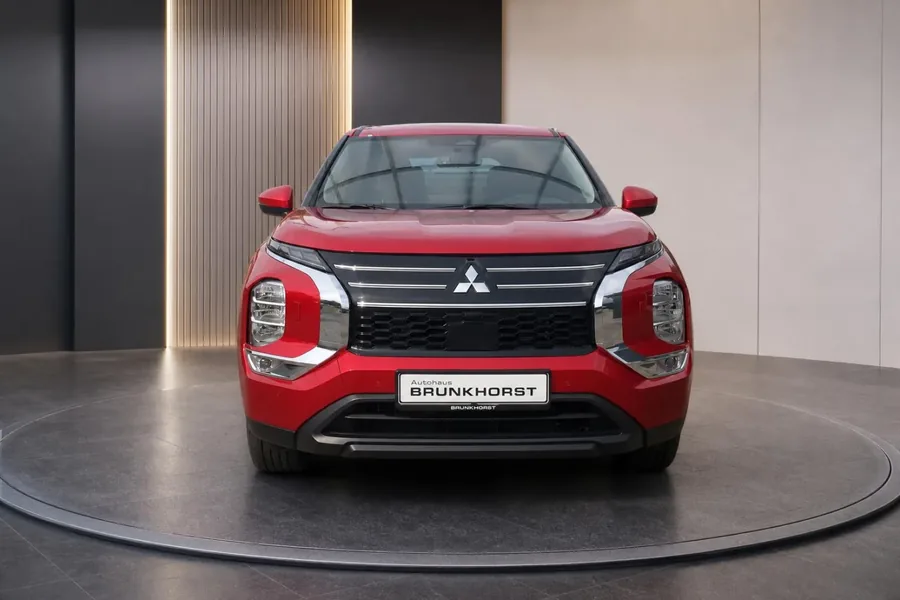 Mitsubishi Outlander, KI-inszeniert: Showroom
